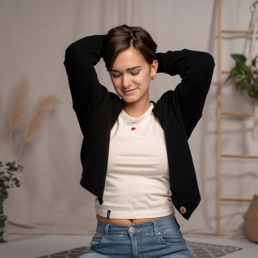 Vreia, Kurze Strickjacke aus Wollmix, Schwarz